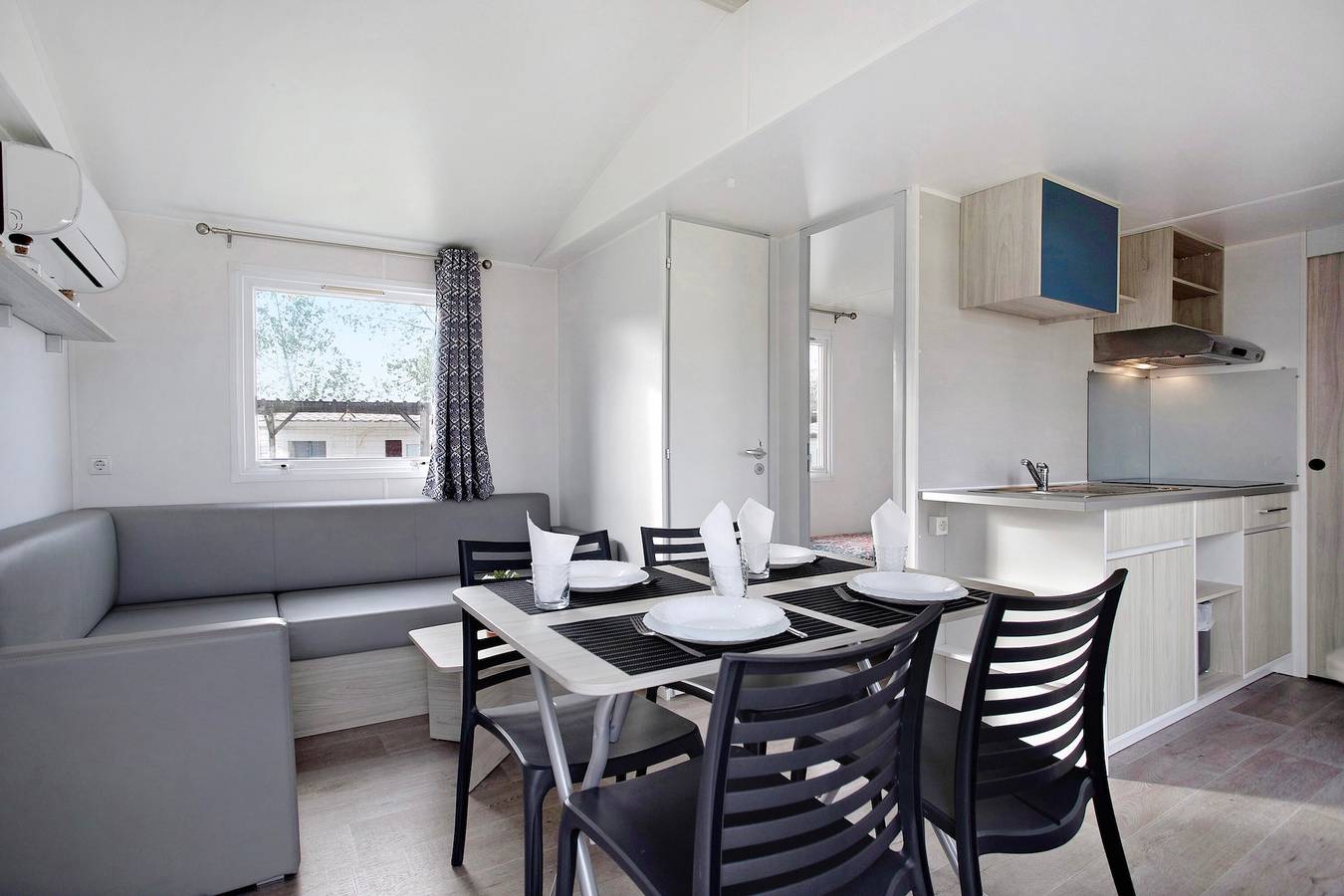 Chalet 'Bungalow T2 I - 15 Min From Nazaré' con piscina condivisa, terrazza e aria condizionata in Leiria District