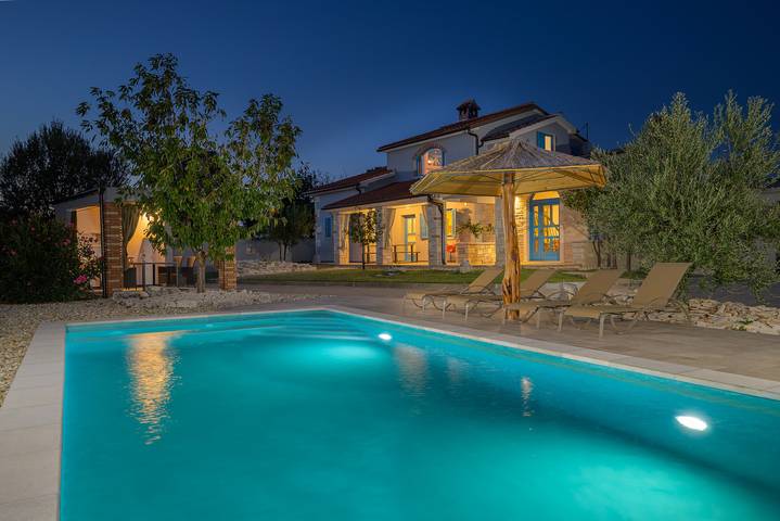 Ferienhaus für 5 Personen, mit Terrasse und Garten sowie Pool