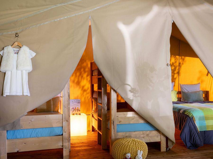 Camping Saintes Grandes Rives - Tente en toile et en bois 4 personnes - Safari Lodge - 2 chambres + Frigidaire + Terrasse in Saint-Georges-des-Coteaux, Région de Saintes