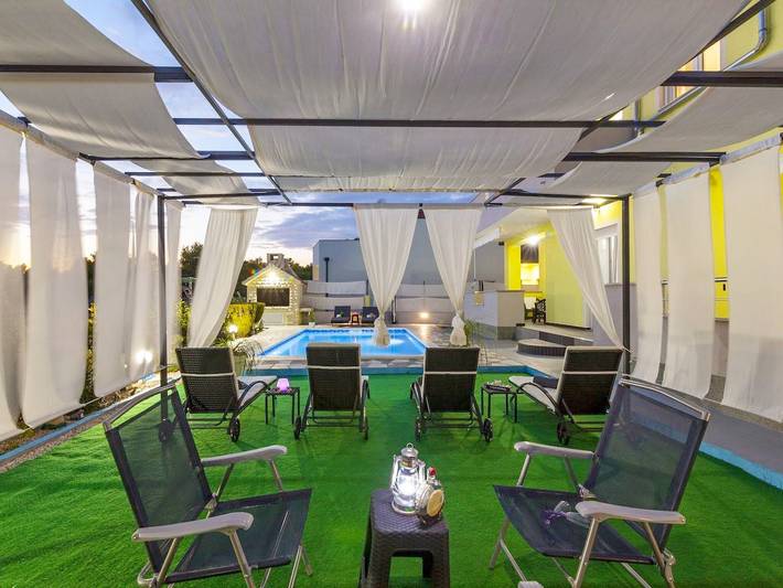 Villa pour 10 personnes, avec jardin et sauna à Brodarica