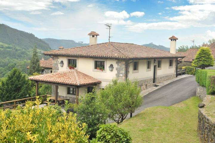 Casa de vacaciones para 10 personas, con jardín y vistas en Costa Oriental Asturiana