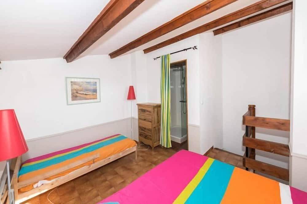 Appartement entier, Appartement 36 m2 dans petite résidence calme et plage de sable fin à 200m in Saint-Cyr-sur-Mer, Région de Toulon