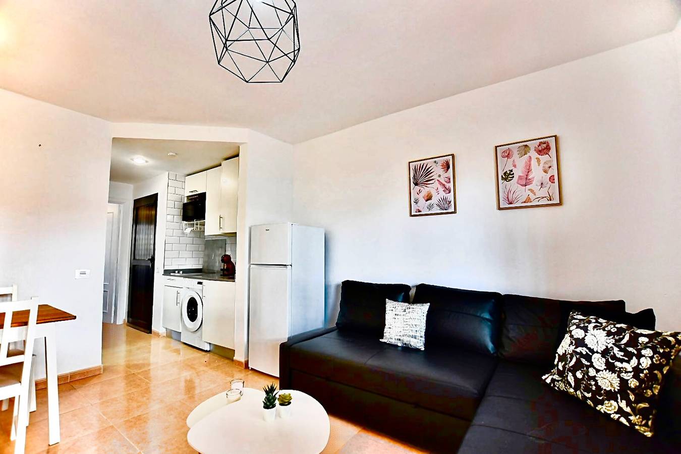 Entire apartment, Vacation 'Coral Bliss' with Shared Pool, Private Terrace and Wi-Fi in Corralejo, La Oliva