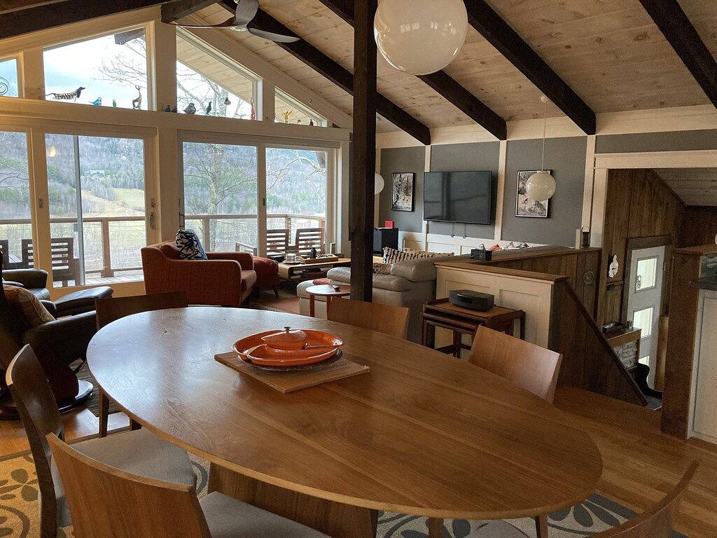 Mid Century Modern Black Chalet; Betäubung Ansichten / Fire Pit / Hot Tub in Jackson (NH), White Mountain National Forest