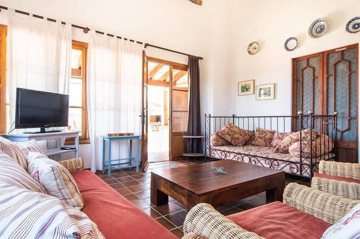 Cozy home in Montuiri with private swimming pool, can be inside or outside in Montuiri, Interior de Mallorca