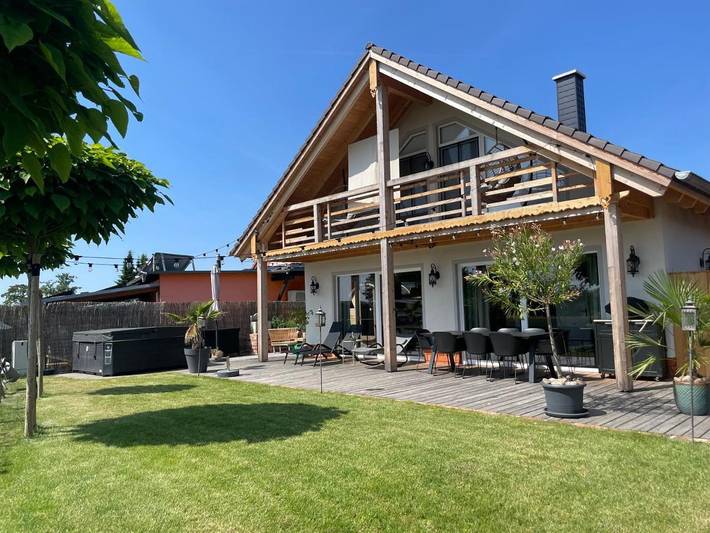Villa mit pool für 8 Personen, mit Balkon und Whirlpool sowie Terrasse und Garten in Sachsen