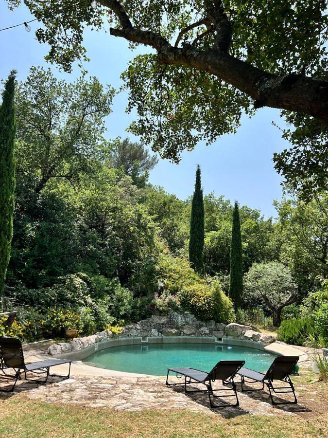 Maison de campagne pour 2 personnes, avec jardin et vue ainsi que terrasse et piscine, animaux acceptés
