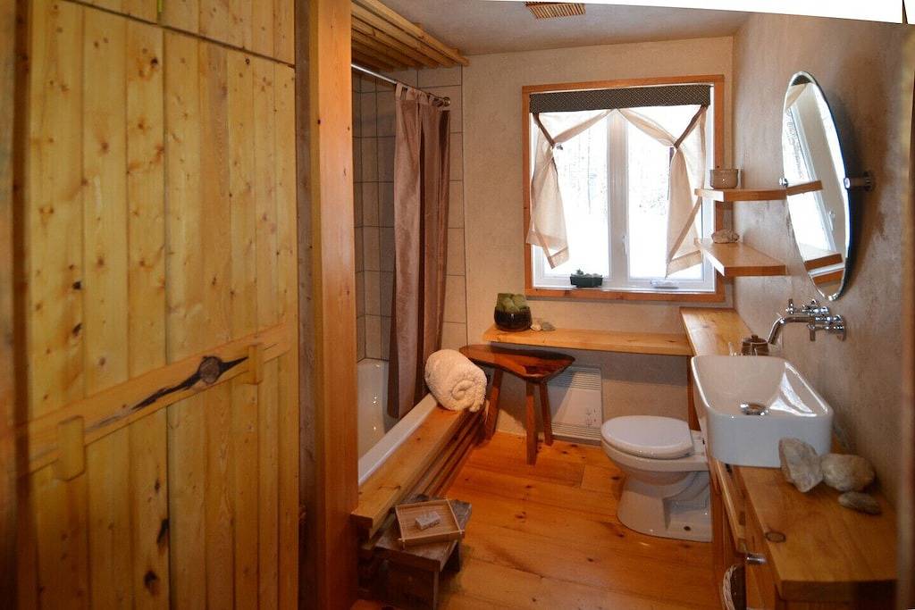 Chalet Sean, peaceful retreat on beautiful mountain brook and walk to river.. in Quebec