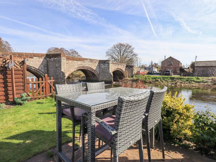 Log cabin for 5 people, with garden in Penrith