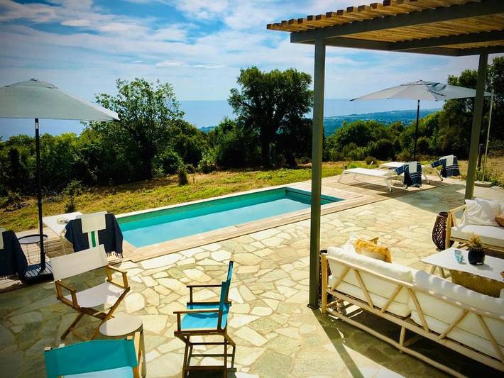 Location de vacances pour 8 personnes, avec vue ainsi que piscine et jardin à Santa-Maria-Poggio