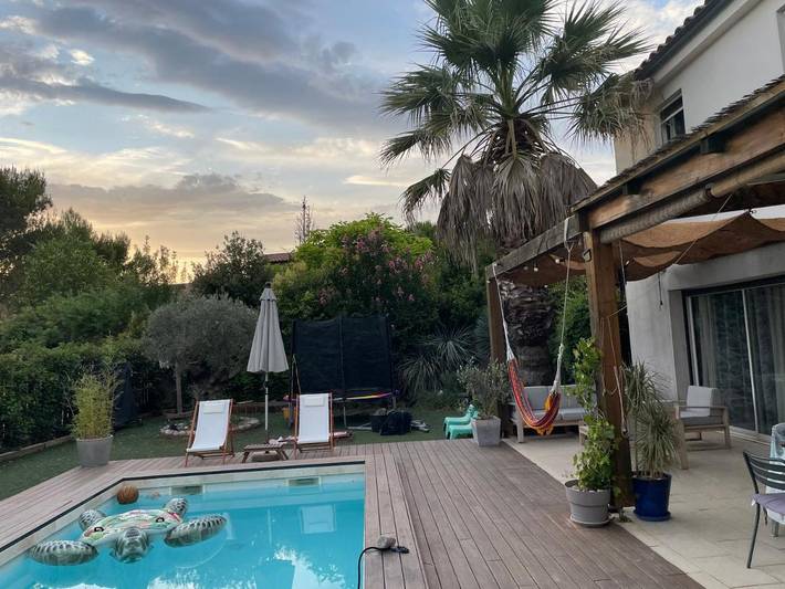 Location de vacances pour 8 personnes, avec vue ainsi que piscine et jardin, animaux acceptés à Montarnaud