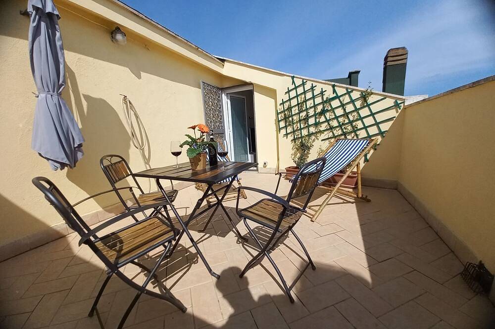 Apartamento entero, Apartment 500 m from the Guardia di Finanza Barracks Between Sky and Sea in Ostia, Roma