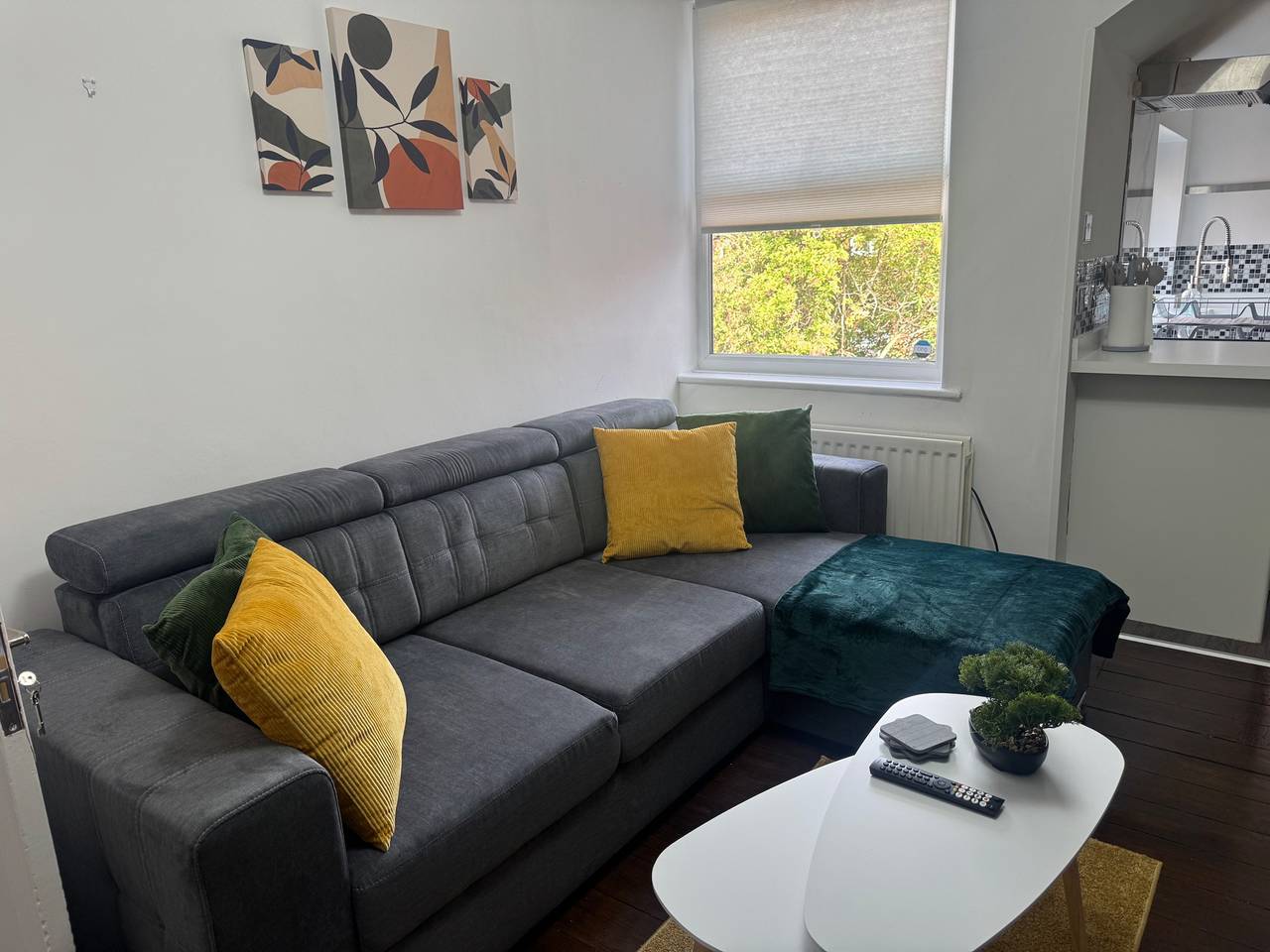 Entire holiday apartment, 9 Guests - Free Parking - Cozy 3 Bedrooms in Newcastle upon Tyne, North East England