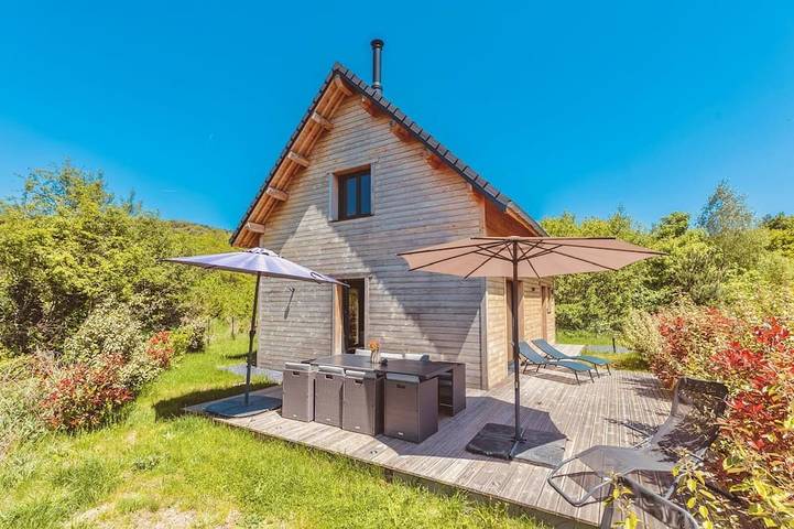 Gîte pour 8 personnes, avec balcon et jardin, animaux acceptés à Murol
