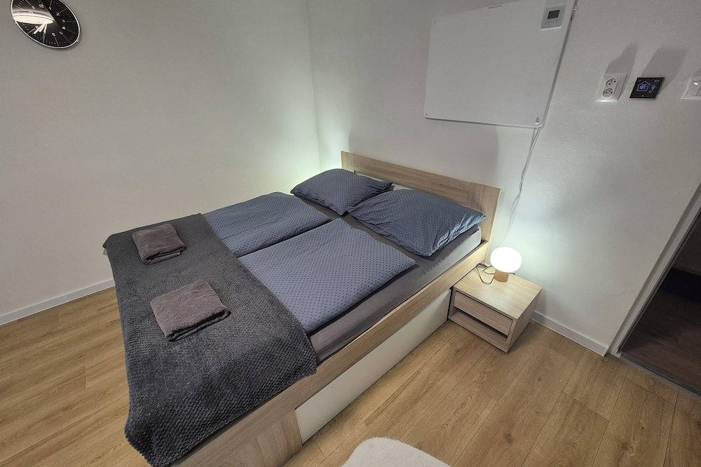 Ganze Wohnung, Cozy studio in tranquil Trenčiansky kraj with Ac comfort in Priwitz, Trentschiner Landschaftsverband