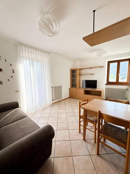 Ferienwohnung für 4 Personen, mit Seeblick und Ausblick sowie Terrasse, mit Haustier in Arco