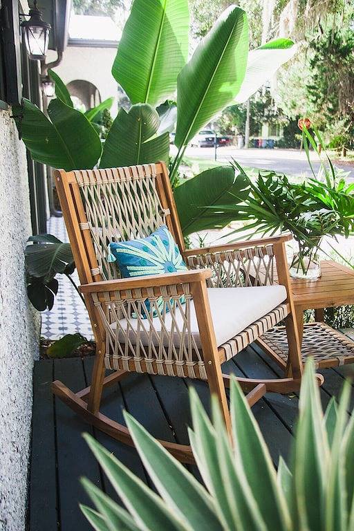 Walk to restaurants, lighthouse and shops! Charming cottage, cozy & bright! in St. Simons Island, Glynn County