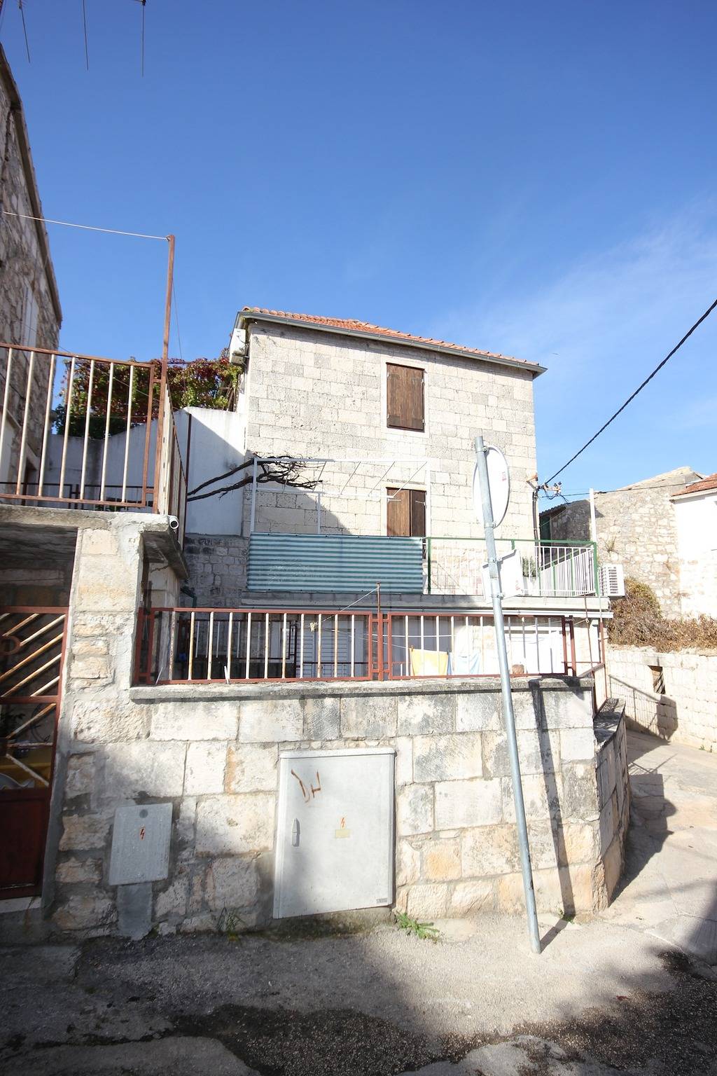 Hel lägenhet, Ettrumslägenhet s balkong Vis A-8435-a in Vis Town, Vis