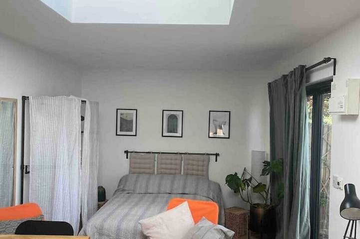 Appartamento intero, Sunny south  facing, cute garden studio with own private  patio, South London in Lambeth, Londra