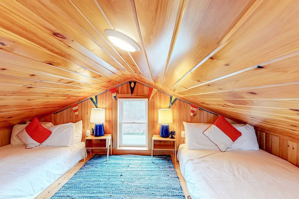 Dazzling ocean-view house with fireplace, deck, firepit, central Ac, & W/D in Knox County (Maine)