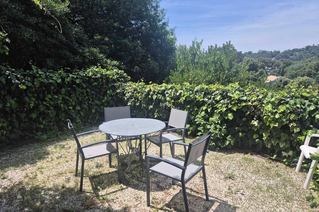 Apartamento entero, Family apartment with terrace near the sea in Rayol-Canadel-sur-Mer, Costa mediterránea (Francia)