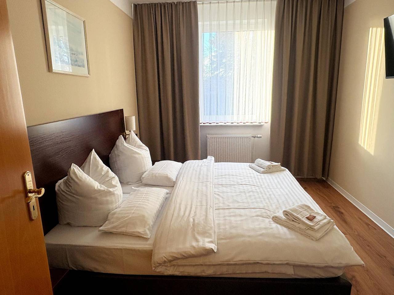 Ganze Wohnung, Rollstuhlgerechtes Zimmer im Kaiserhof Feldberg in Feldberger Seenlandschaft, Mecklenburg-Strelitz