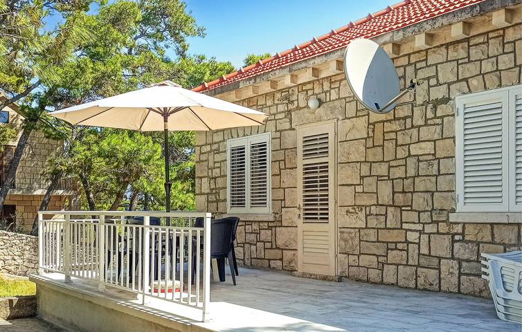 Ganze Ferienwohnung, Urlaub am Meer: Gemütliche Ferienwohnung mit Terrasse und WLAN in Lumbarda, Korcula