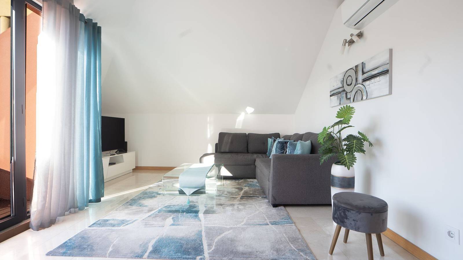 Appartement entier, Appartement de vacances pour 4 personnes avec piscine in Funchal (Santa Luzia), Île de Madère