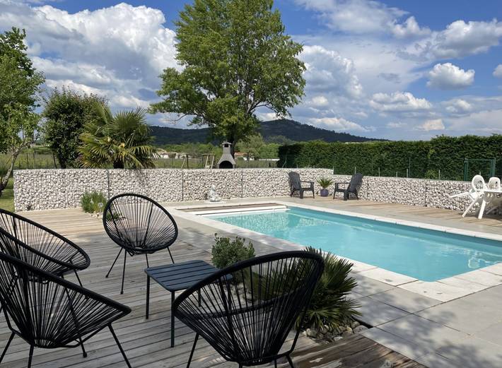 Gîte pour 10 personnes, avec jardin ainsi que terrasse et piscine à Vallon-Pont-d'Arc - 2