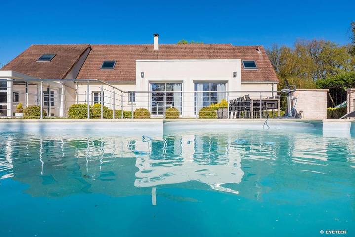 Location de vacances pour 15 personnes, avec piscine ainsi que jacuzzi et terrasse à Allogny