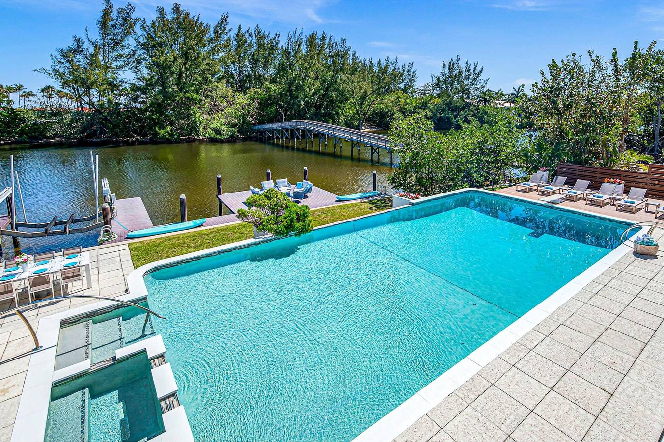 Waterfront Masterpiece Villa / Grand Heated Pool / Seabreeze Key in Fort Lauderdale, Broward County