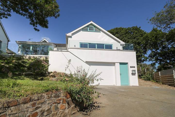 Holiday rental for 12 people, with hot tub and garden as well as terrace, with pets in Llanbedrog