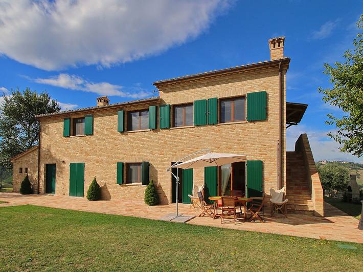 Rustico per 4 persone, con piscina e giardino, adatto a famiglie con bambini nelle Marche