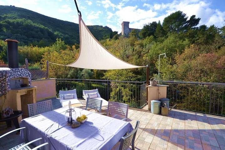 Location de vacances pour 4 personnes, avec vue et jardin à Cisano sul Neva