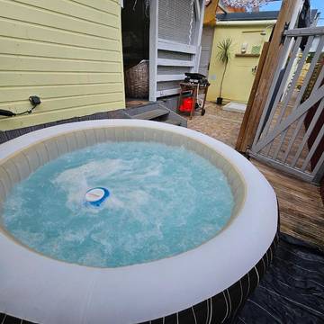 Gîte pour 4 personnes, avec terrasse et jacuzzi à Saint-Esprit (homonymie)