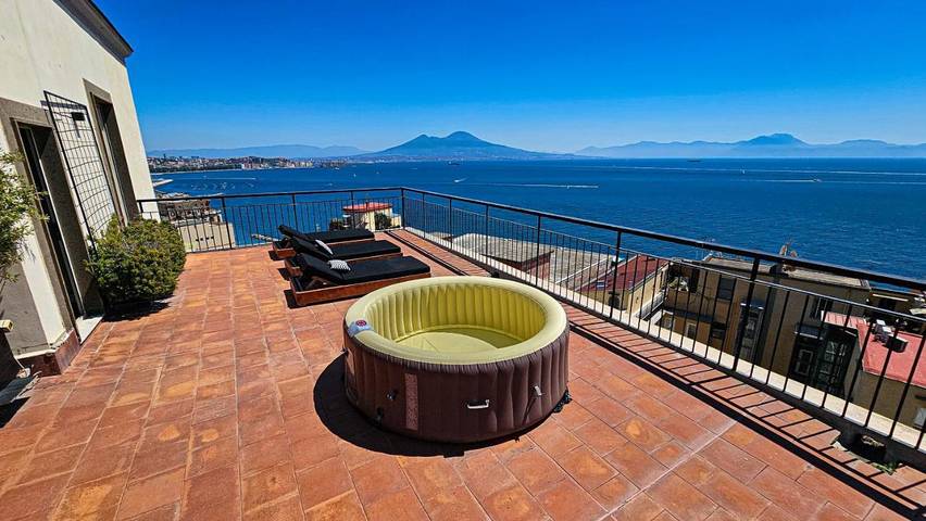 Appartamento per 3 persone, con piscina e terrazza nonché panorama, con animali domestici in Posillipo