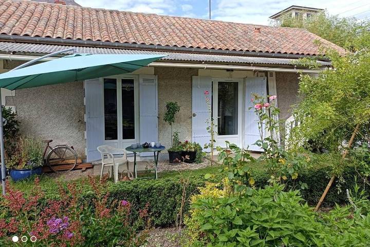 Location de vacances pour 2 personnes, avec Terrasse ainsi que Jardin et Vue à Périgueux