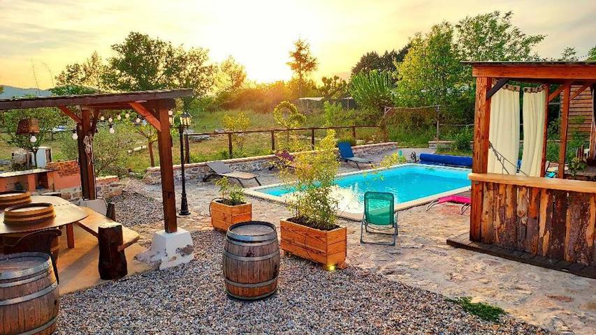 Location de vacances pour 13 personnes, avec Terrasse et Jardin ainsi que Piscine et Vue à Saint-André-de-Cruzières