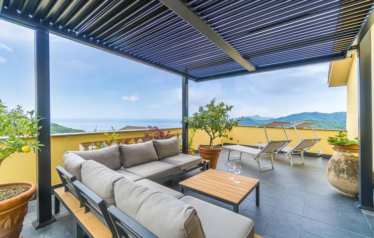 Appartamento intero, Appartamento vista mare con parcheggio, congelatore e terrazza in Cogorno, Riviera di Levante