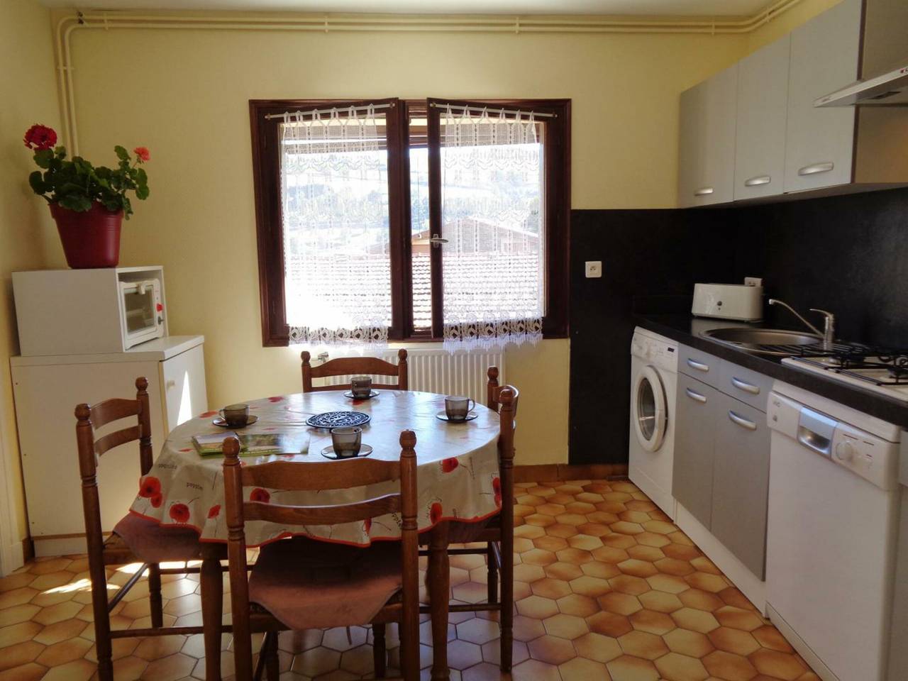 Charming Cottage Near Pilat Park with Modern Comforts and Pet-Friendly in La Valla-en-Gier, Pilat Regionaal Natuurpark