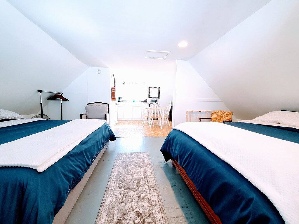 Cape Cod Loft + King Bed in Madison, Dane County