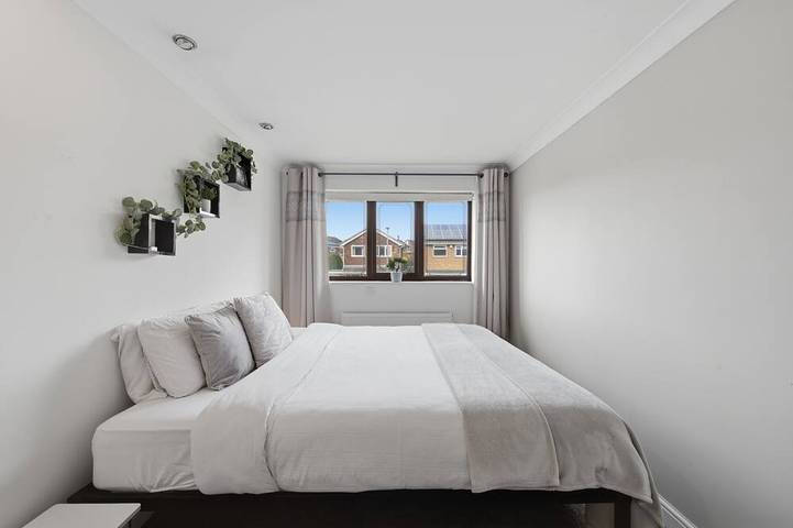 Entire home in Stoke-on-Trent - Work-Ready 1-Bed Stay | Office & Gym | Longton in Stoke-on-Trent, Midlands