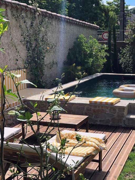 Location de vacances pour 8 personnes, avec jardin et terrasse ainsi que piscine et vue, animaux acceptés à Collonges-au-Mont-d'Or