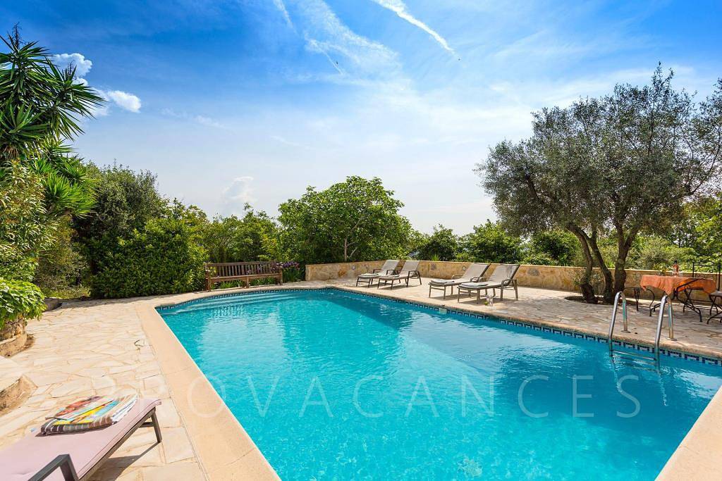 Ferienhaus mit Pool und schöner Aussicht in Gattières in Gattières, Cannes und Umgebung