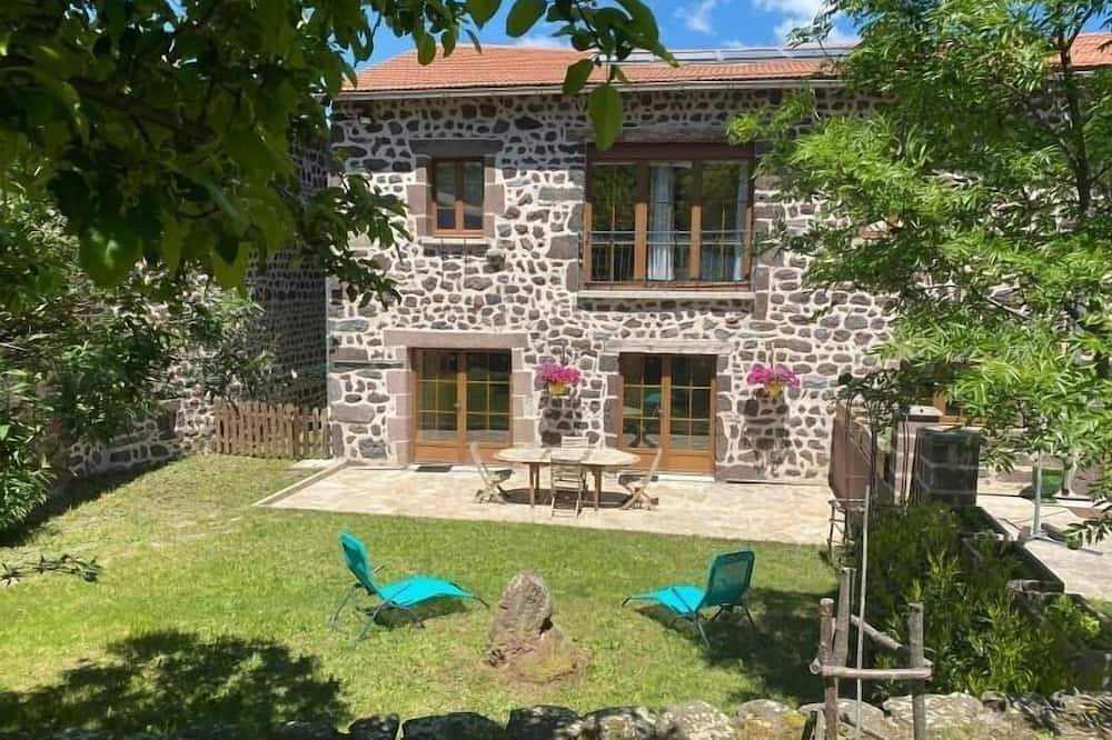 Gîte à la ferme à Saint-Christophe-sur-Dolaison avec terrasse et chambres privatives in Saint-Christophe-sur-Dolaison, Haute-Loire