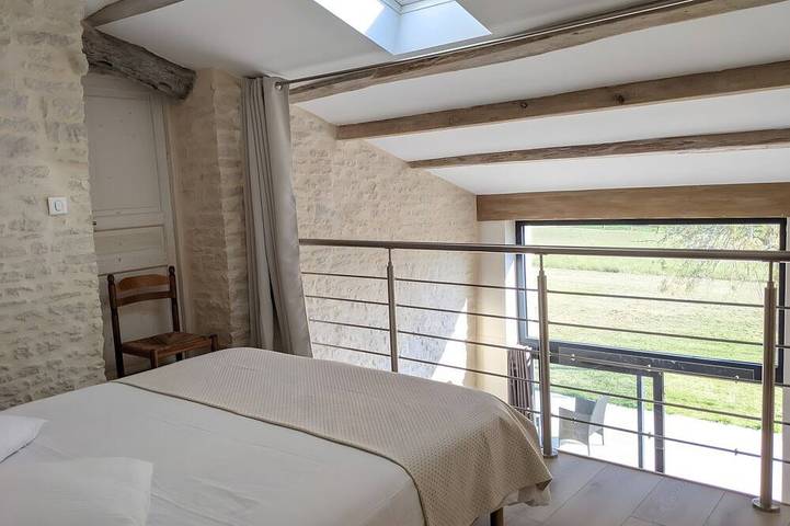 Location de vacances pour 13 personnes, avec terrasse et jardin à Saint-Hilaire-la-Palud - 4