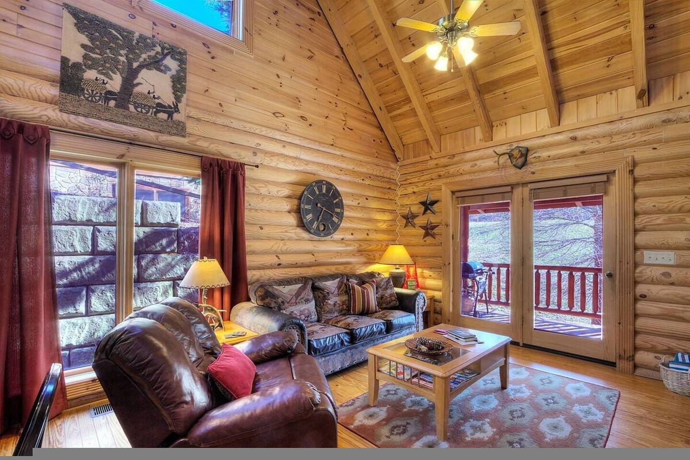 Entire apartment, Gorgeous Cabin Hot Tub, Fireplace, Great Location in Cove Creek Cascades, Sevier County
