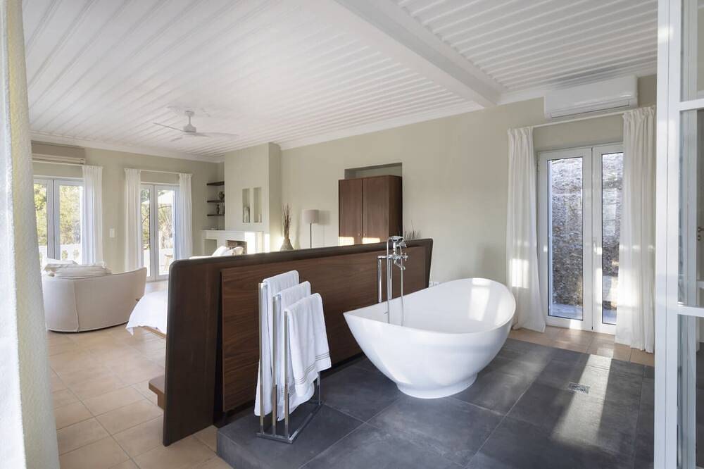 Daphne - Eight Bedroom Villa, Sleeps 16 in Spetses