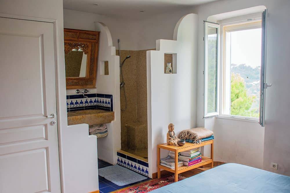 Country house in a green setting in La Gaude, Cannes region
