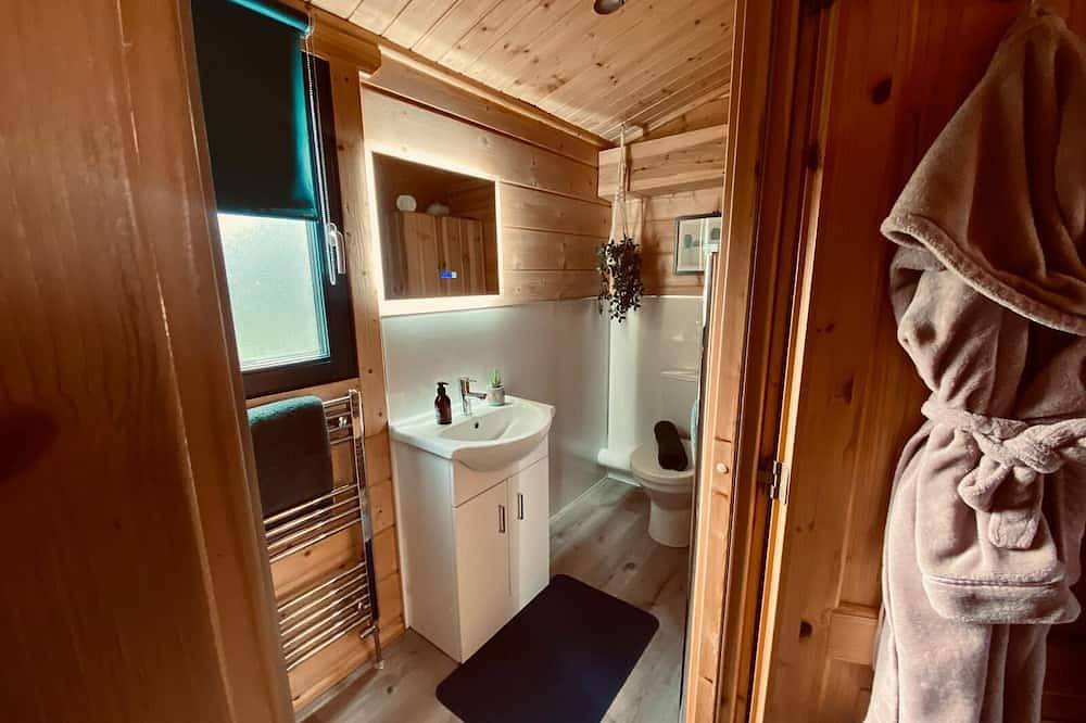 Picture Perfect Lodge at Kingfisher Lakes | Stunning Lake Views & Fab Hot Tub | in Brandesburton, East Riding of Yorkshire